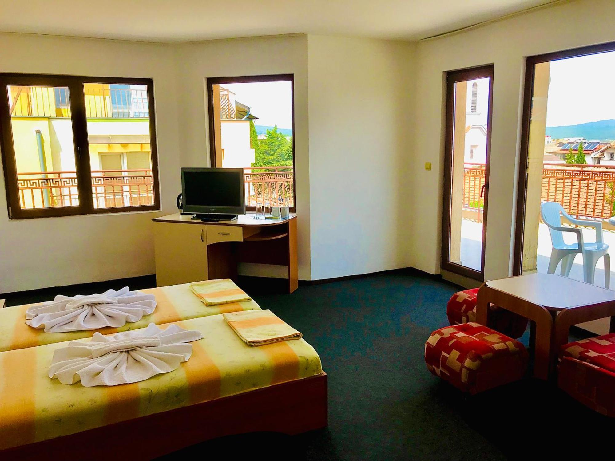 Family Hotel Friends Приморско Экстерьер фото
