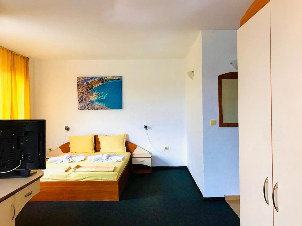 Family Hotel Friends Приморско Экстерьер фото