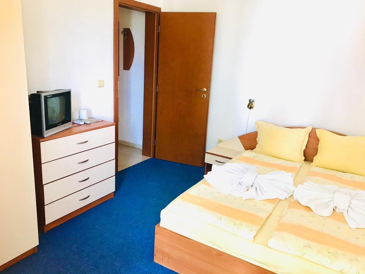Family Hotel Friends Приморско Экстерьер фото