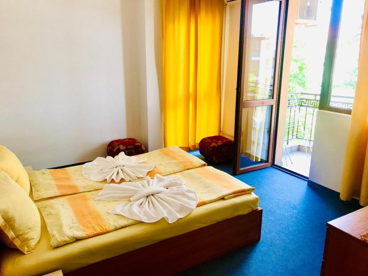 Family Hotel Friends Приморско Экстерьер фото