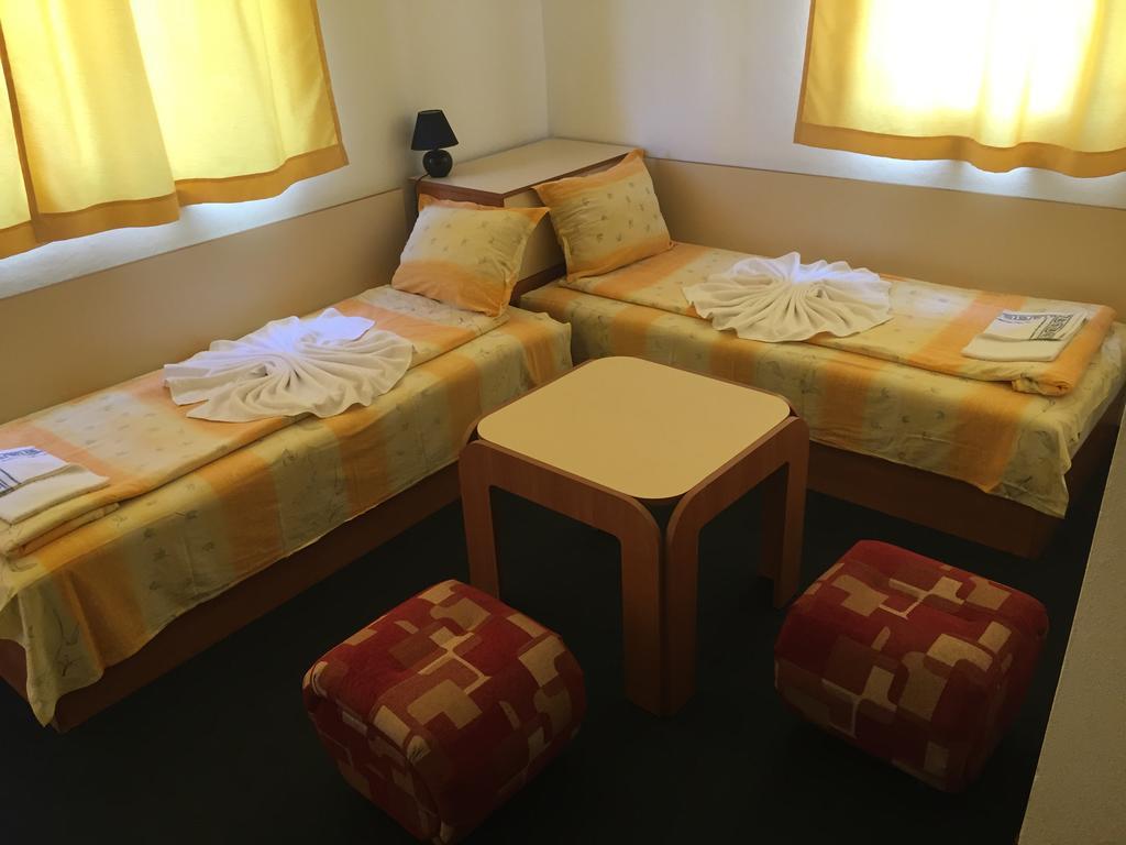 Family Hotel Friends Приморско Экстерьер фото