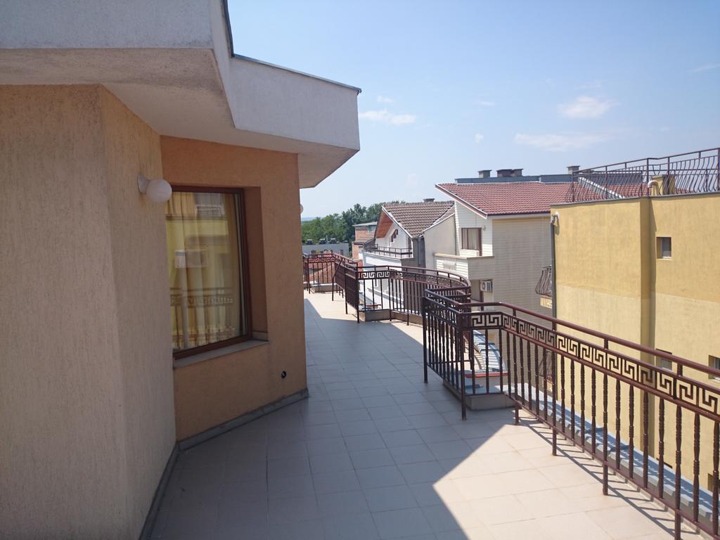 Family Hotel Friends Приморско Экстерьер фото