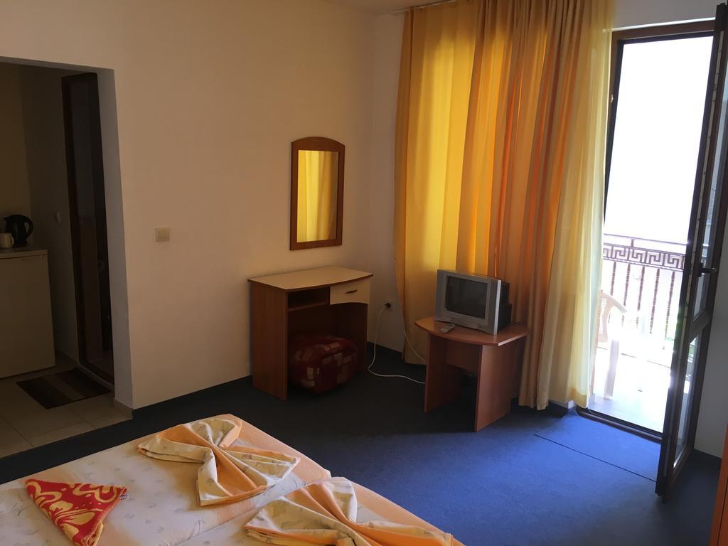 Family Hotel Friends Приморско Экстерьер фото