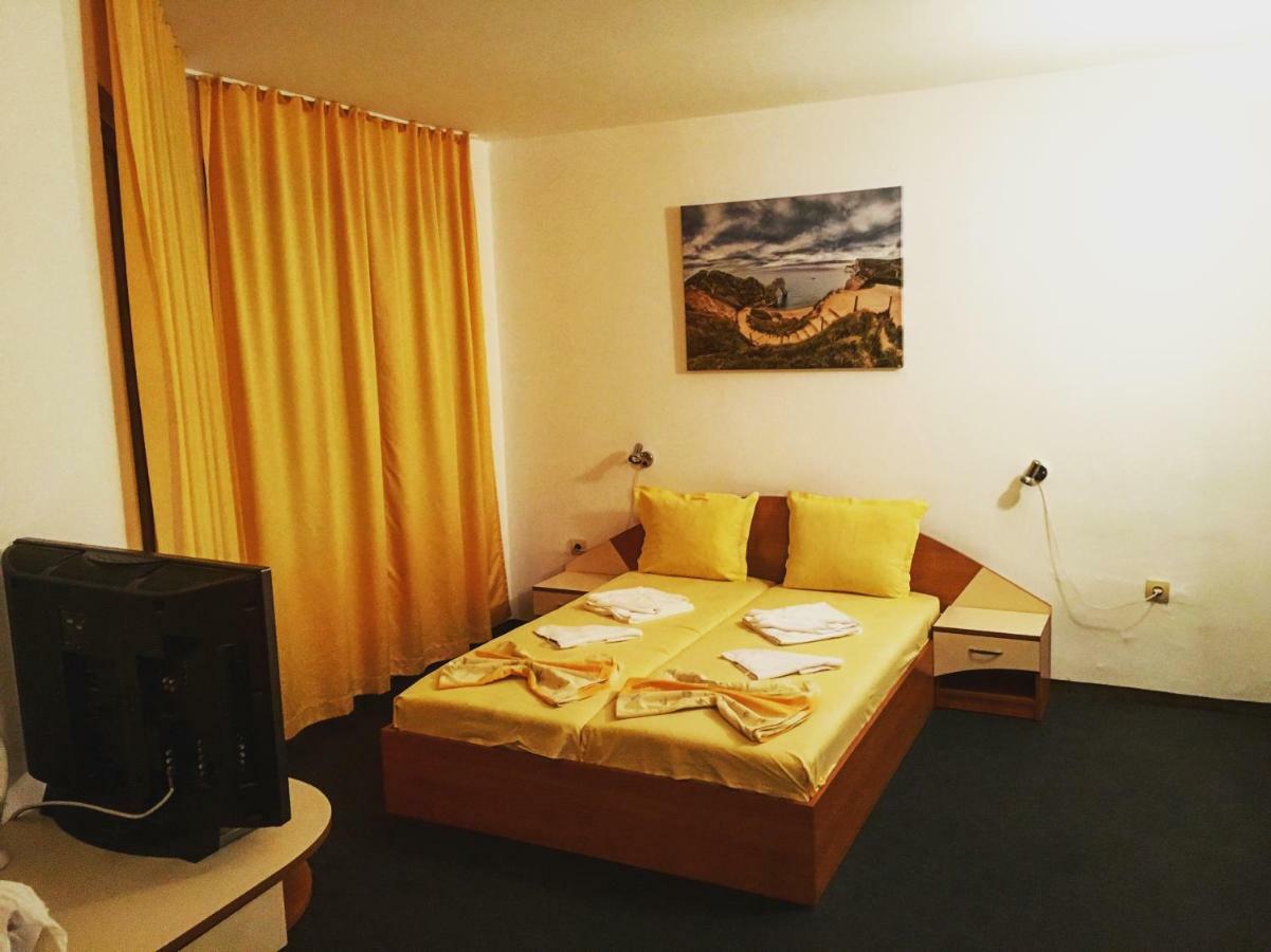 Family Hotel Friends Приморско Экстерьер фото