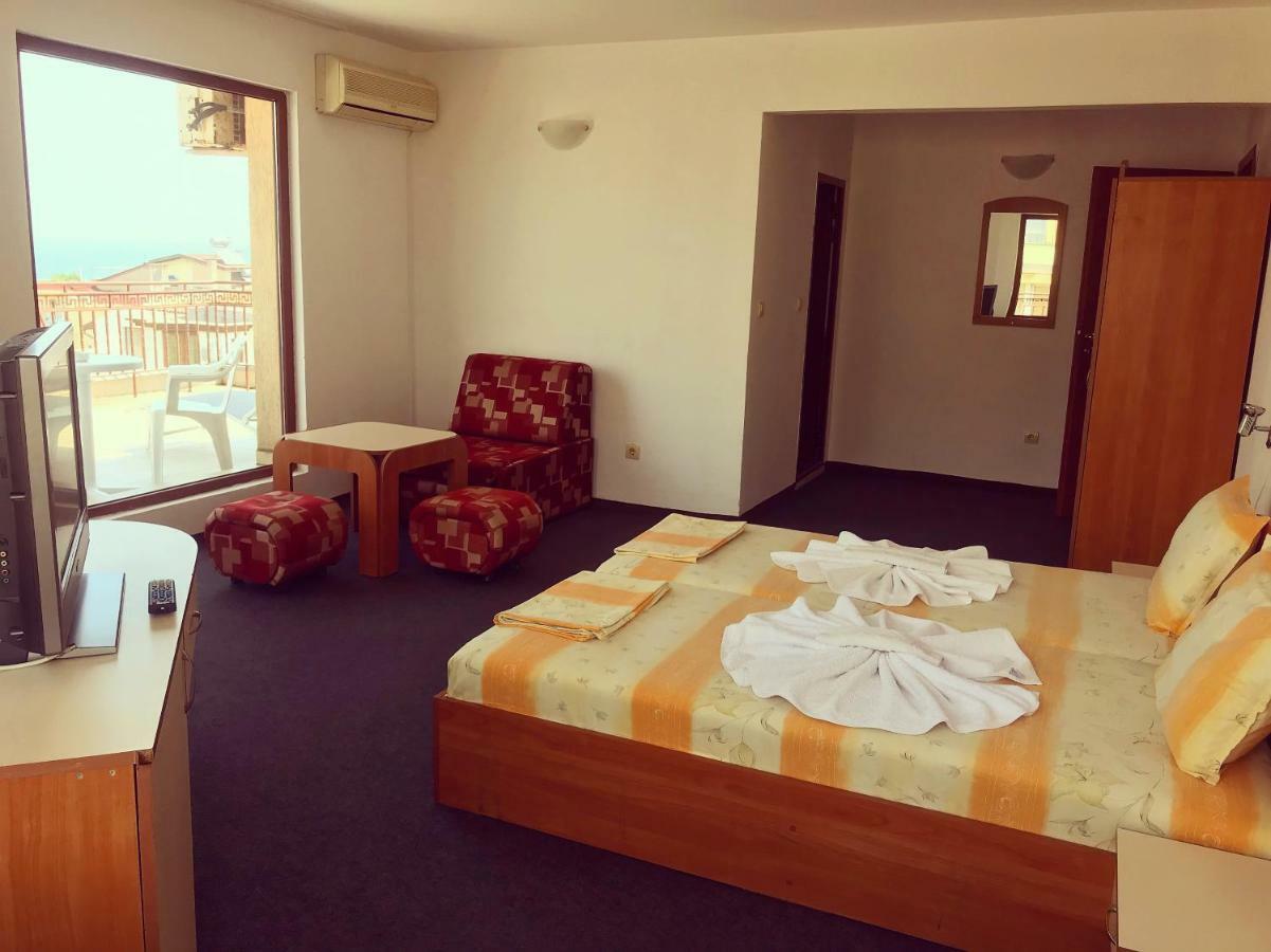 Family Hotel Friends Приморско Экстерьер фото