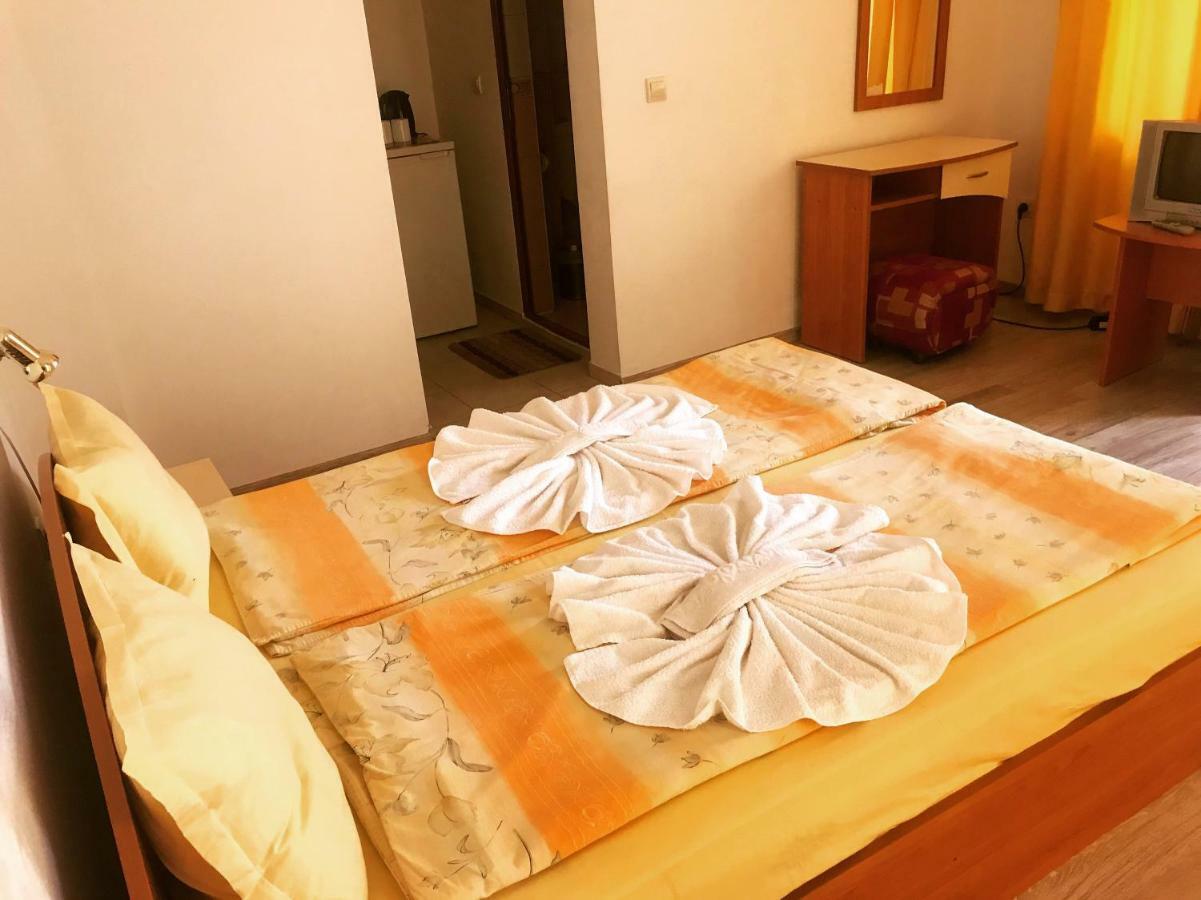 Family Hotel Friends Приморско Экстерьер фото