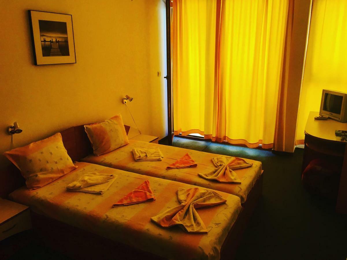 Family Hotel Friends Приморско Экстерьер фото