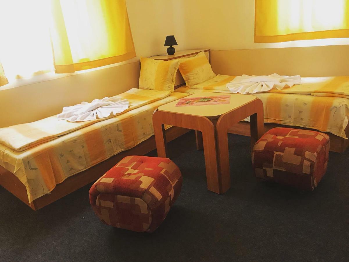 Family Hotel Friends Приморско Экстерьер фото