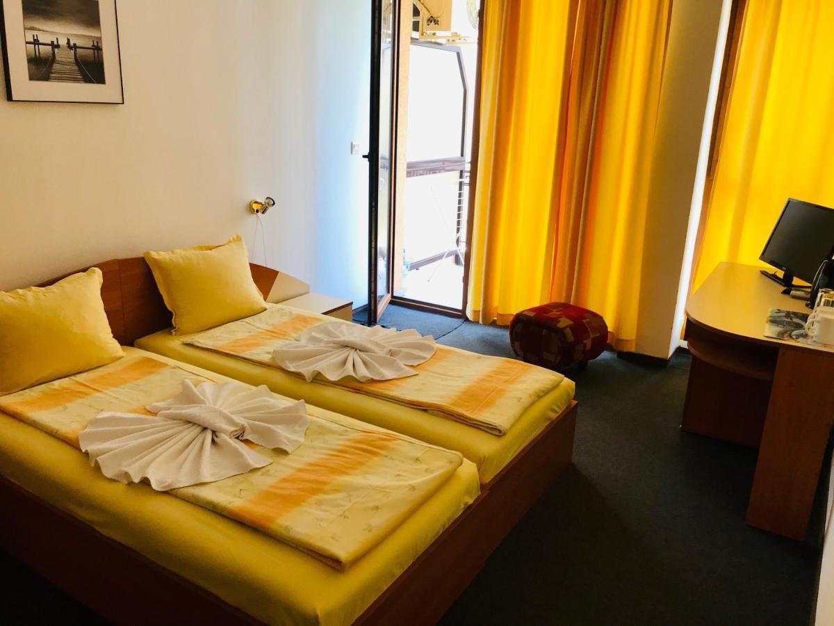Family Hotel Friends Приморско Экстерьер фото