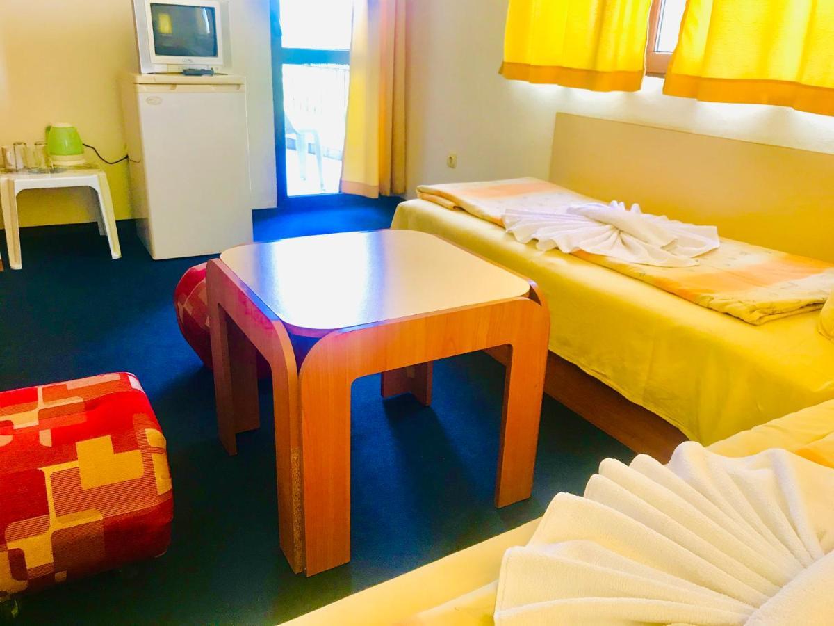 Family Hotel Friends Приморско Экстерьер фото