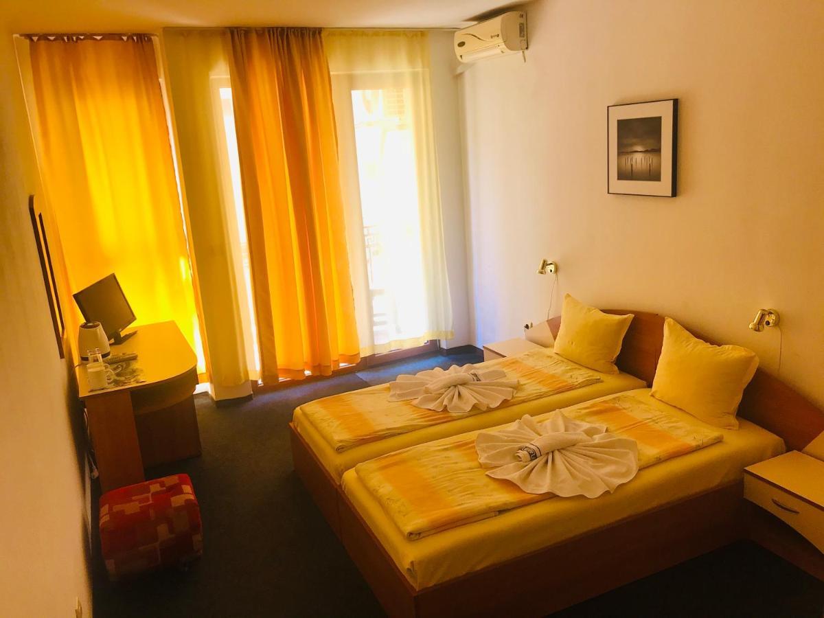 Family Hotel Friends Приморско Экстерьер фото